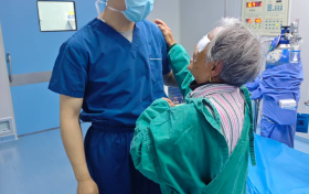 拖成“全熟白内障”！71岁奶奶失明近10年，术后重见光明紧握医生手致谢